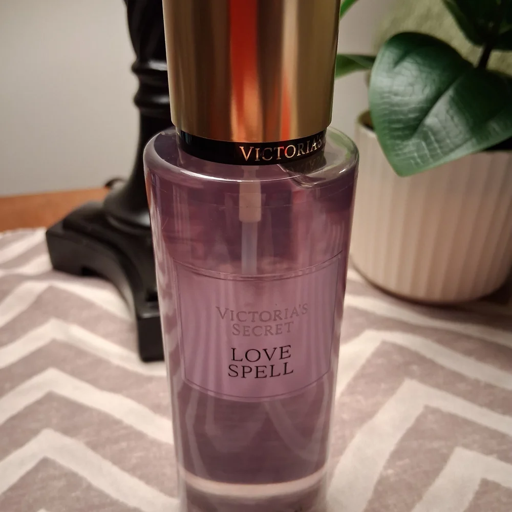 Victoria's Secret Love Spell Fragrance Mist - Picture 4 of 7